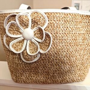 Woven shoulder bag with flower